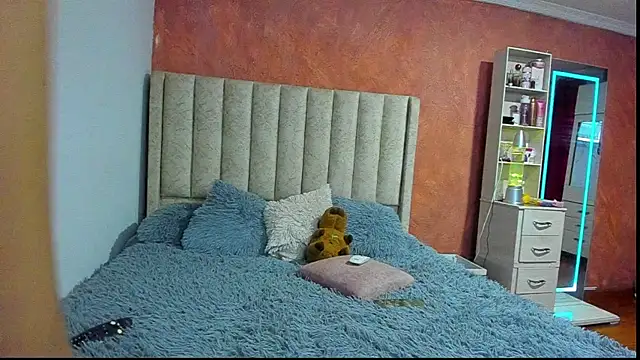 Snapshot of Naomi_205 chatting on December 1, 2025, 6:53 pm Naomi 205 online show from December 1, 2025, 6:53 pm