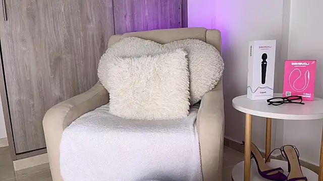 Snapshot of emilytolson_ chatting on September 12, 2025, 6:29 pm emilytolson online show from September 12, 2025, 6:29 pm