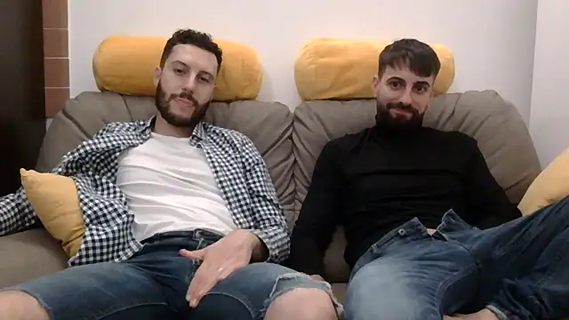 Amicisegreti online show from April 14, 2026, 9:09 pm