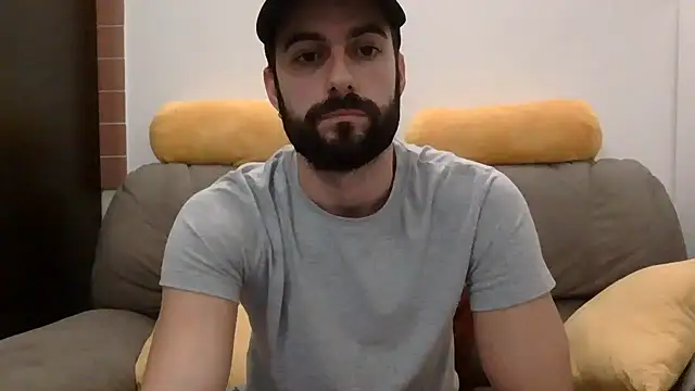 Amicisegreti online show from November 25, 2025, 9:48 pm