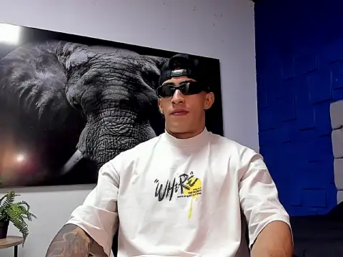 Snapshot of adrian_ray chatting on November 29, 2025, 12:27 pm adrian ray online show from November 29, 2025, 12:27 pm