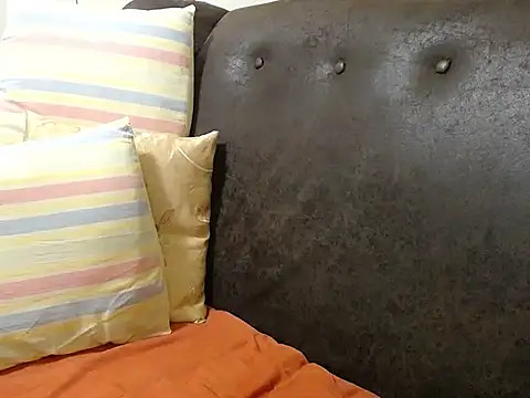 Snapshot of bustylaura4u chatting on October 22, 2025, 11:14 pm bustylaura4u online show from October 22, 2025, 11:14 pm