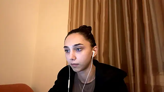 Snapshot of LinaMour chatting on October 6, 2025, 10:10 pm LinaMour online show from October 6, 2025, 10:10 pm