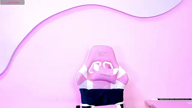 Snapshot of SkylerBloomm chatting on November 4, 2025, 3:21 am SkylerBloomm online show from November 4, 2025, 3:21 am