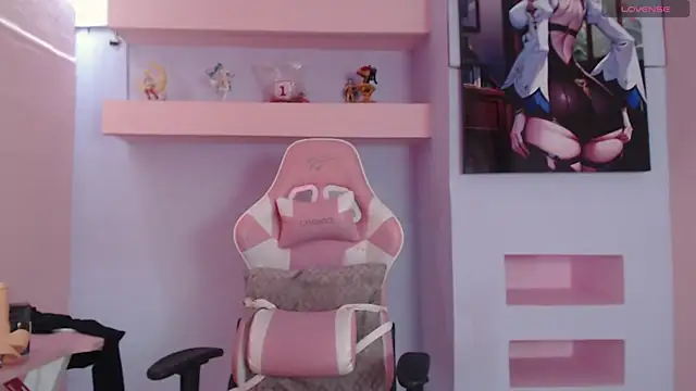 Snapshot of SkylerBloomm chatting on October 2, 2025, 3:43 am SkylerBloomm online show from October 2, 2025, 3:43 am