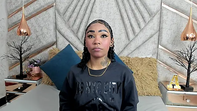 Snapshot of SkylerBloomm chatting on November 19, 2025, 2:33 am SkylerBloomm online show from November 19, 2025, 2:33 am