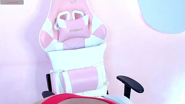 Snapshot of SkylerBloomm chatting on November 15, 2025, 3:21 am SkylerBloomm online show from November 15, 2025, 3:21 am