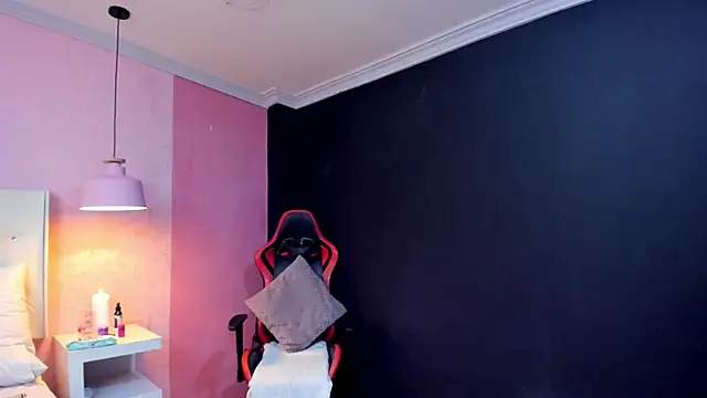 Snapshot of SkylerBloomm chatting on October 20, 2025, 3:19 am SkylerBloomm online show from October 20, 2025, 3:19 am