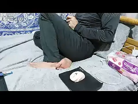 yazinyazin1 online show from February 13, 2026, 7:52 am