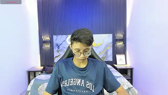 SantiagoRusso18 online show from February 17, 2026, 7:33 pm