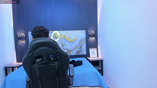 SantiagoRusso18 online show from March 3, 2026, 7:10 pm