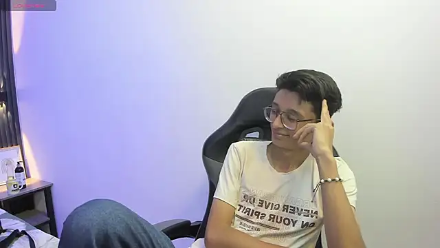 SantiagoRusso18 online show from February 22, 2026, 8:10 pm