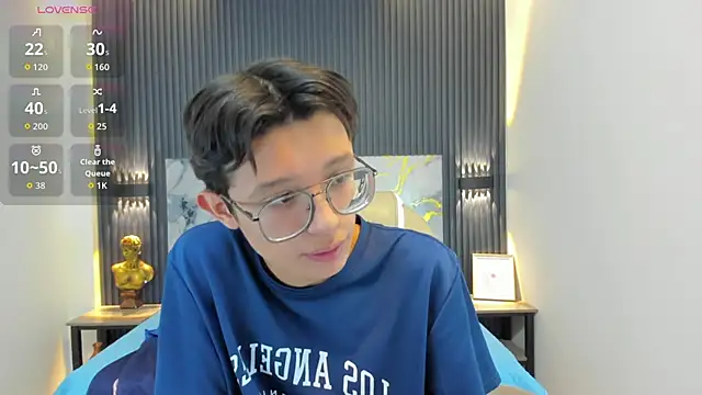 SantiagoRusso18 online show from October 26, 2025, 12:38 pm