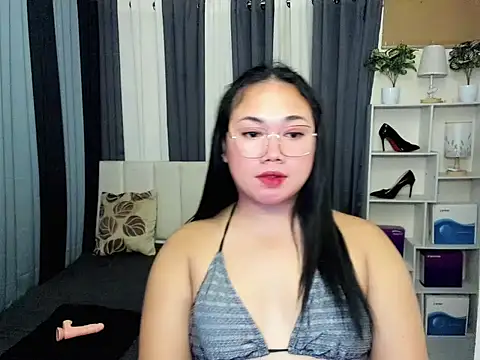 Snapshot of TsUncutKaren chatting on February 17, 2026, 6:05 pm TsUncutKaren online show from February 17, 2026, 6:05 pm