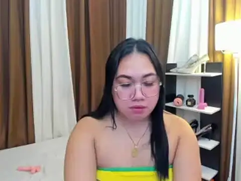 Snapshot of TsUncutKaren chatting on December 19, 2025, 5:43 am TsUncutKaren online show from December 19, 2025, 5:43 am