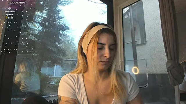 Ella Vee online show from November 29, 2025, 6:57 am