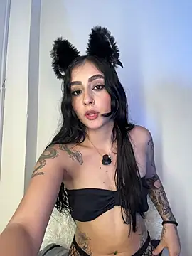 sharlot24 online show from April 5, 2026, 5:25 am