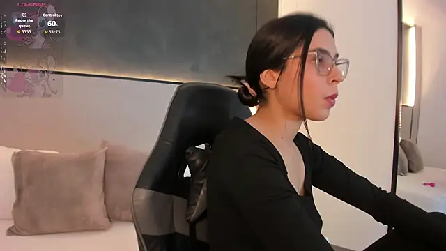 Snapshot of desireee_ chatting on December 5, 2025, 7:12 pm desireee online show from December 5, 2025, 7:12 pm