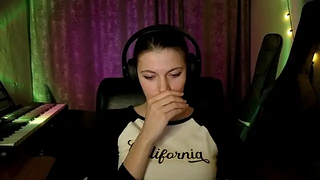 CutieAnny online show from March 16, 2026, 8:11 pm