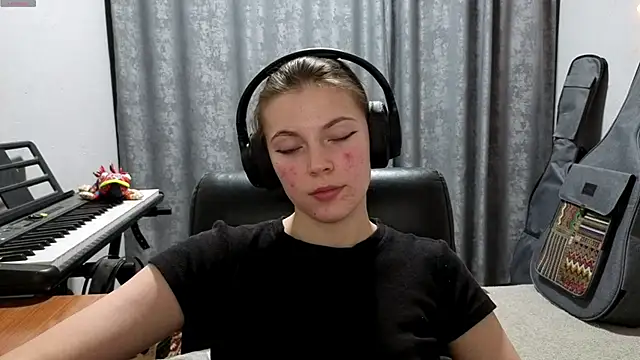 CutieAnny online show from April 14, 2026, 8:25 pm