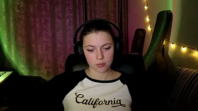 CutieAnny online show from March 13, 2026, 6:02 pm