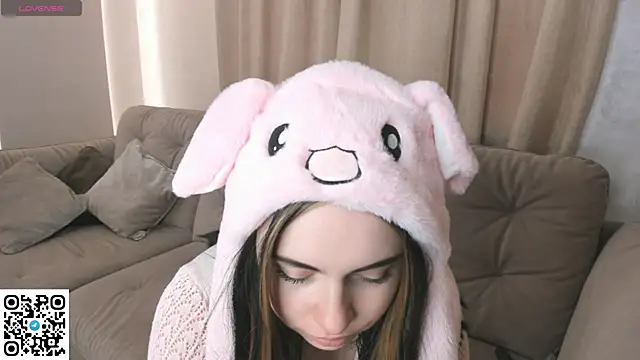 Snapshot of EvaBlimey chatting on November 13, 2025, 5:55 am EvaBlimey online show from November 13, 2025, 5:55 am