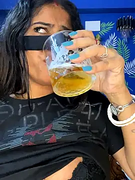 Snapshot of V-Hot-Sweti chatting on November 19, 2025, 5:46 pm V-Hot-Sweti online show from November 19, 2025, 5:46 pm