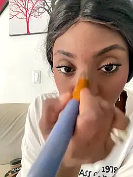 zaracollins01 online show from October 23, 2025, 1:54 pm