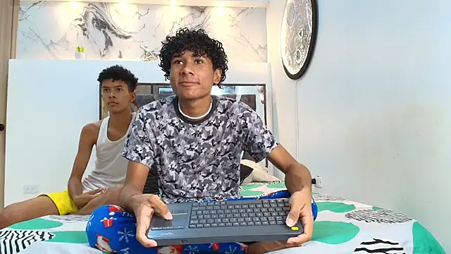 Snapshot of LONDON_BOYS1 chatting on October 19, 2025, 1:30 am LONDON BOYS1 online show from October 19, 2025, 1:30 am
