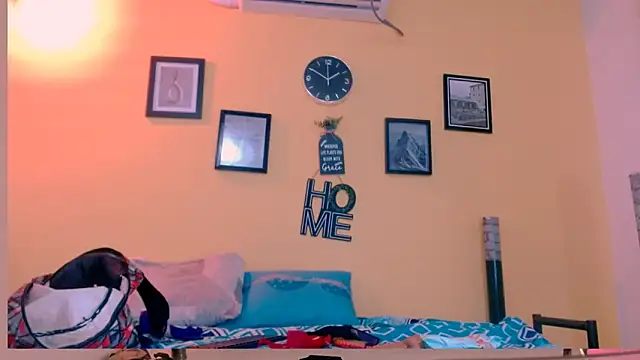 skinnyyuliana18 online show from December 3, 2025, 6:51 pm