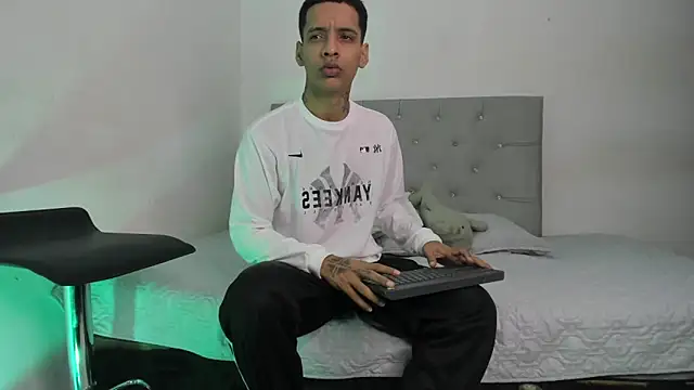 Snapshot of twinkDuohot chatting on November 3, 2025, 2:39 am twinkDuohot online show from November 3, 2025, 2:39 am