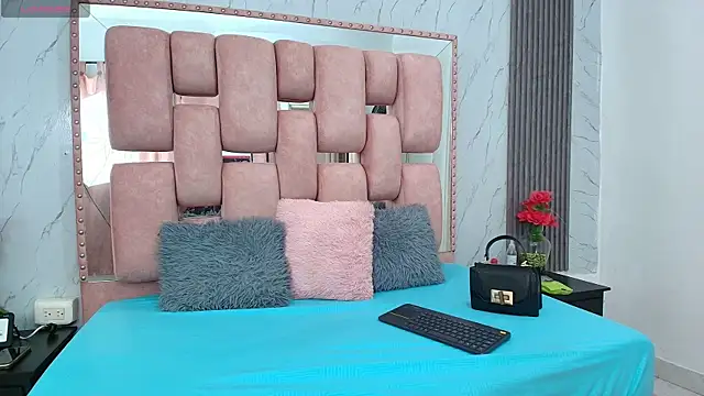 Snapshot of SofiaSommers chatting on September 19, 2025, 7:18 pm SofiaSommers online show from September 19, 2025, 7:18 pm