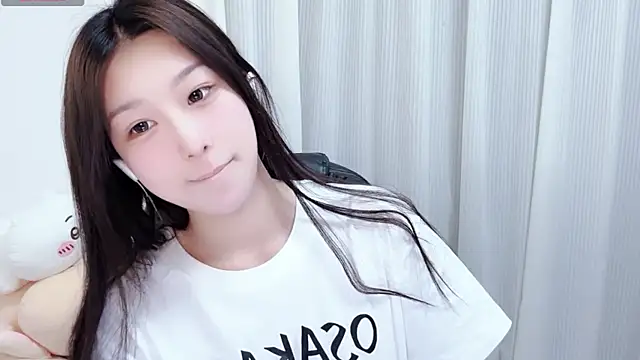 Snapshot of Winnie666- chatting on December 15, 2025, 5:19 pm Winnie666- online show from December 15, 2025, 5:19 pm