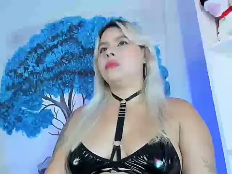Snapshot of naomi_sanz chatting on April 25, 2026, 5:32 am naomi sanz online show from April 25, 2026, 5:32 am