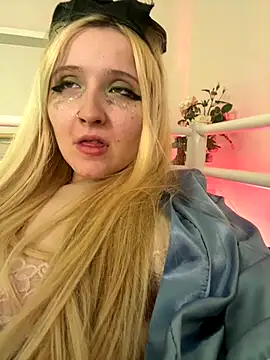 Snapshot of Milana_Key chatting on December 14, 2025, 2:33 pm Milana Key online show from December 14, 2025, 2:33 pm