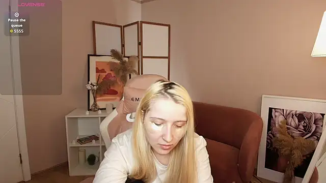 Snapshot of Milana_Key chatting on December 15, 2025, 9:04 am Milana Key online show from December 15, 2025, 9:04 am