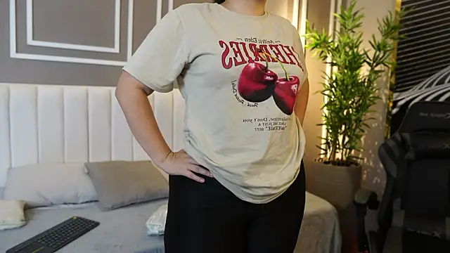 Snapshot of Tayler_Kim chatting on November 11, 2025, 6:25 pm Tayler Kim online show from November 11, 2025, 6:25 pm