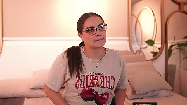 Snapshot of Tayler_Kim chatting on January 5, 2026, 6:33 pm Tayler Kim online show from January 5, 2026, 6:33 pm