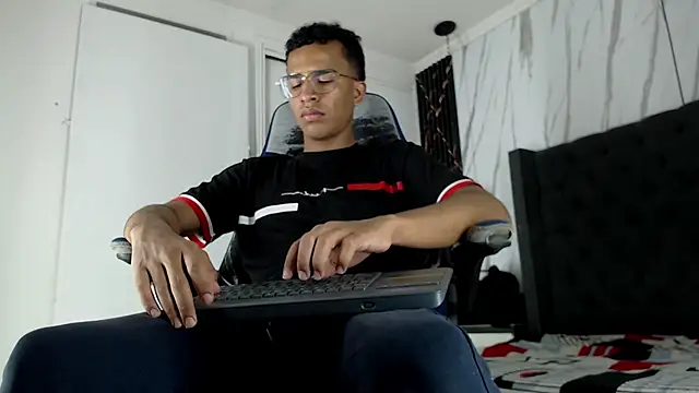 Snapshot of aston_xvera chatting on November 8, 2025, 3:43 am aston xvera online show from November 8, 2025, 3:43 am