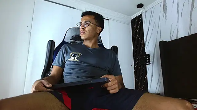 Snapshot of aston_xvera chatting on November 13, 2025, 3:32 am aston xvera online show from November 13, 2025, 3:32 am