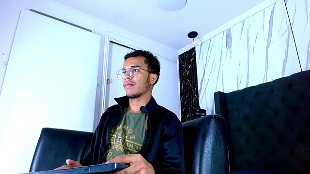 Snapshot of aston_xvera chatting on December 14, 2025, 4:08 am aston xvera online show from December 14, 2025, 4:08 am