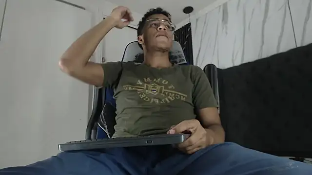 Snapshot of aston_xvera chatting on November 18, 2025, 3:10 am aston xvera online show from November 18, 2025, 3:10 am