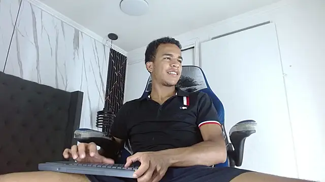 Snapshot of aston_xvera chatting on November 2, 2025, 12:15 am aston xvera online show from November 2, 2025, 12:15 am