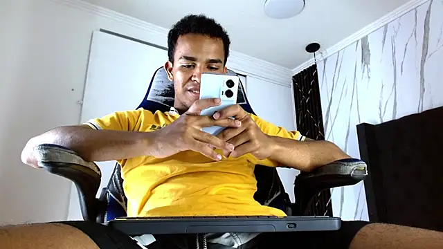 Snapshot of aston_xvera chatting on October 30, 2025, 3:27 am aston xvera online show from October 30, 2025, 3:27 am