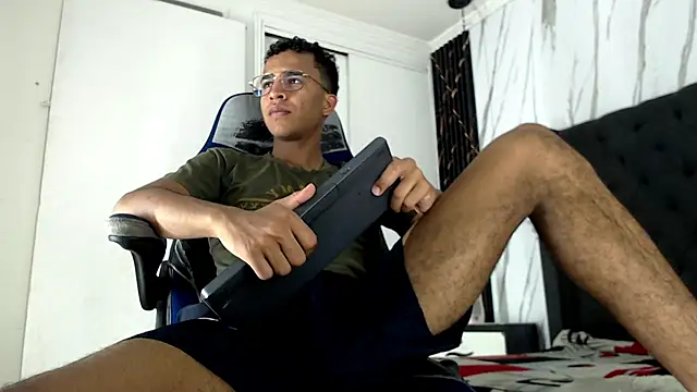 Snapshot of aston_xvera chatting on November 9, 2025, 4:05 am aston xvera online show from November 9, 2025, 4:05 am