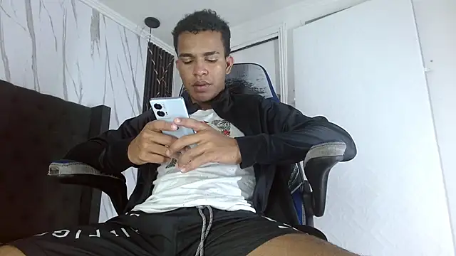 Snapshot of aston_xvera chatting on October 25, 2025, 3:28 am aston xvera online show from October 25, 2025, 3:28 am