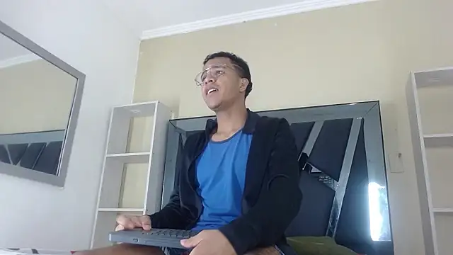 Snapshot of aston_xvera chatting on November 11, 2025, 1:06 pm aston xvera online show from November 11, 2025, 1:06 pm