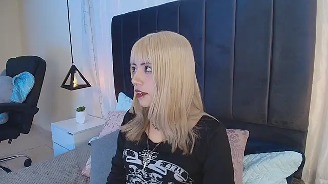 Snapshot of IvyBelle_ chatting on October 28, 2025, 12:48 pm IvyBelle online show from October 28, 2025, 12:48 pm