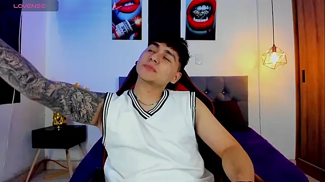 Snapshot of Nicolas_James_Sc chatting on October 28, 2025, 1:32 pm Nicolas James Sc online show from October 28, 2025, 1:32 pm