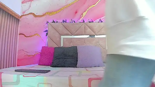 Taylor oriana  online show from December 4, 2025, 10:58 am